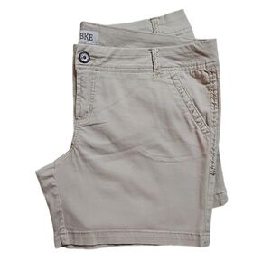 💥BKE Shorts. Women's Plus Size: Waist 22+x6.5 Inseam.